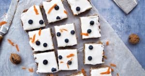 Glutenfri gulerodskage med skyr-frosting